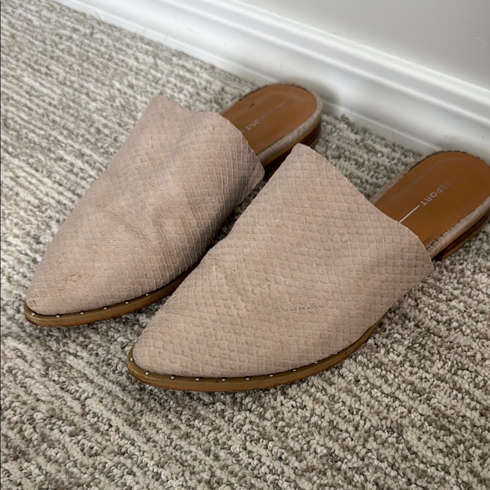Report Tan Snakeskin Mules with Pointed Toe Design
